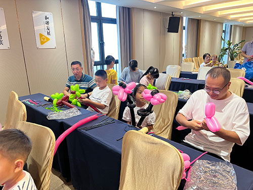 過程3.jpg 【月滿華誕 匠心傳情】創力集團舉辦“團圓慶華誕”親子活動?(圖4)